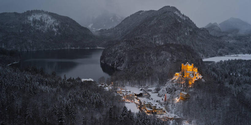 无人,横图,俯视,室外,夜晚,旅游,度假,湖,湖泊,名胜古迹,森林,山,山脉,树林,水,雪,植物,大雪,标志建筑,地标,建筑,德国,欧洲,阴影,遗迹,光线,影子,堡垒,城堡,湖面,积雪,山峰,水流,水面,雪景,冬季,冬天,灯光,山峦,古迹,文物,娱乐,建设,古建筑,树,树木,绿色,自然,湖水,群山,享受,休闲,旅游胜地,放松,寒冷,生长,成长,西欧,要塞,古文明,德意志联邦共和国,严寒,巴伐利亚,巴伐利亚州,拜恩州,拜恩自由州,高天鹅堡,霍恩施旺高城堡,旧天鹅堡,施万高,设防,彩图,高角度拍摄