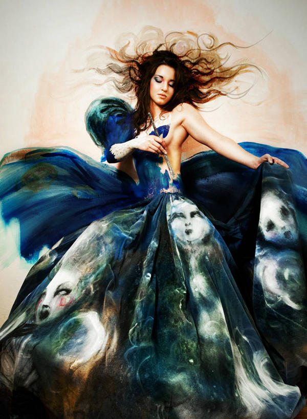 西方人,一个人,站,伸展双臂,竖图,彩色,室内,白天,正面,晚礼服,欧洲,欧洲人,仅一个年轻女性,仅一个女性,仅一个人,阴影,灰色背景,反射,影子,扭头,注视,观察,看,站着,转头,摄影,影棚,观看,察看,关注,尤物,年轻女性,女人,女性,白种人,敞开双臂,伸开双臂,展开双肩,站立,张开手臂,张开双臂,半身,彩图,影棚拍摄,晚宴服,舞会服,洋服,洋装,夜礼服,拍摄,佳丽,丽人,美人