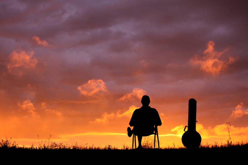 西方人,一个人,坐,横图,室外,白天,草地,草坪,美景,日落,植物,椅子,欧洲,欧洲人,仅一个男性,仅一个人,阴影,服装,光线,影子,景观,晚霞,霞光,落日,乐器,弦乐器,背光,二郎腿,休闲装,草,仅一个年轻男性,背面,衣服,绿色,阳光,自然,黄昏,休闲,休闲服,景色,彩霞,服饰,自然风光,弹拨弦鸣乐器,逆光,班卓琴,夕照,薄暮,男人,男性,年轻男性,白种人,夕阳,坐着,彩图,全身,傍晚,斜阳,弹拨弦乐器
