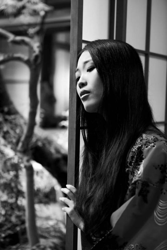 东方人,一个人,站,闭眼,竖图,黑白,室外,白天,侧面,民族服装,植物,门,亚洲,仅一个年轻女性,仅一个女性,仅一个人,拉门,和服,朦胧,模糊,枝条,黄种人,移门,树,树木,树枝,绿色,自然,站着,服饰,生长,成长,艺妓,吴服,唐草,唐花,唐锦,障子,纸门,拉窗,纸拉窗,纸拉门,虬枝,枝杈,艺伎,芸妓,芸者,年轻女性,女人,女性,亚洲人,闭眼睛,闭着眼,闭着眼睛,站立,半身,传统服装,民俗服