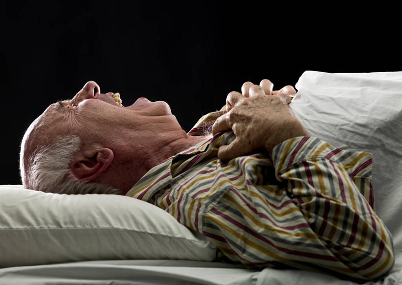 西方人,一个人,躺,闭眼,横图,室内,白天,侧面,床,靠垫,欧洲,欧洲人,仅一个男性,仅一个人,黑色背景,睡衣,服装,床单,靠枕,被子,衣服,垫子,枕头,张嘴,仅一个老年男性,摄影,服饰,单人床,影棚,被单,衣着,穿着,家居服,张大嘴巴,寝衣,衣饰,卧着,老年男性,男人,男性,白种人,张开嘴,闭眼睛,闭着眼,闭着眼睛,躺着,卧,半身,彩图,影棚拍摄,拍摄