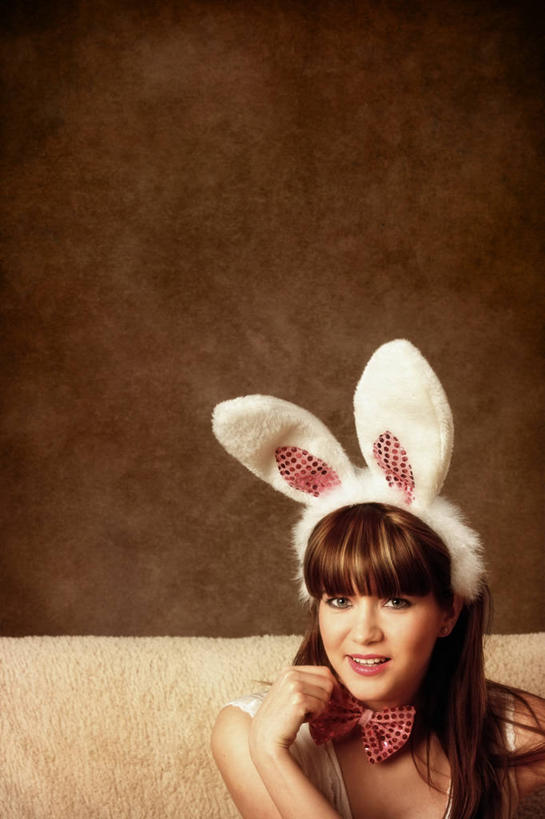 西方人,一个人,坐,笑,微笑,露齿笑,竖图,室内,白天,正面,沙发,欧洲,欧洲人,仅一个年轻女性,仅一个女性,仅一个人,撑,阴影,装饰,反射,头饰,影子,托腮,注视,发箍,发饰,饰品,观察,看,托,摄影,影棚,头箍,观看,兔耳朵,华丽,修饰,点缀,察看,关注,托下巴,发卡,布艺沙发,配饰,衬托,美观,雅致,雅观,单手托腮,年轻女性,女人,女性,白种人,坐着,半身,彩图,影棚拍摄,拍摄