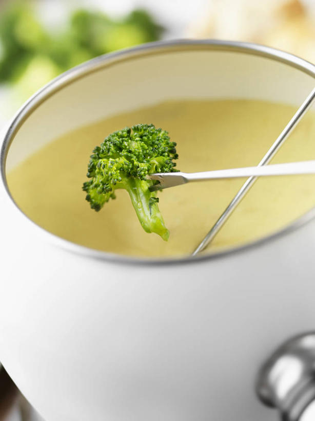 奶酪,无人,竖图,俯视,室内,特写,白天,烹饪,西餐,餐桌,桌子,蔬菜,餐具,阴影,朦胧,模糊,新鲜,融化,反射,叉子,影子,西兰花,干酪,起司,料理,食品,芝士,营养,火锅,菜肴,美食,食物,乳酪,西式,佳肴,有机食品,绿色食品,餐台,乳制品,发酵,熔化,餐叉,奶酪火锅,暖锅,溶化,熔解,消溶,甘蓝花,进餐用具,彩图,高角度拍摄,绿菜花,绿花菜,青花菜,蔬菜皇冠