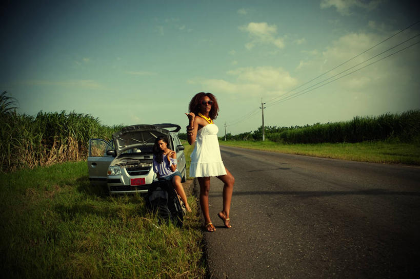 西方人,两个人,伙伴,朋友,站,坐,举,横图,室外,白天,正面,裙子,友谊,草地,草坪,植物,道路,路,公路,汽车,欧洲,非洲,黑人,欧洲人,一辆,阴影,连衣裙,服装,光线,影子,云,云朵,交通,云彩,扭头,注视,休闲装,车,草,树,树木,衣服,蓝色,绿色,白云,蓝天,天空,阳光,自然,交通工具,轿车,天,观察,看,托,站着,转头,休闲,休闲服,服饰,生长,晴朗,成长,观看,察看,关注,意外,载具,抛锚,故障,事故,友情,年轻女性,女人,女性,非洲人,晴空,马路,举起,举手,举着,向上举,向上伸,向上托,站立,坐着,彩图,全身,汽车抛锚