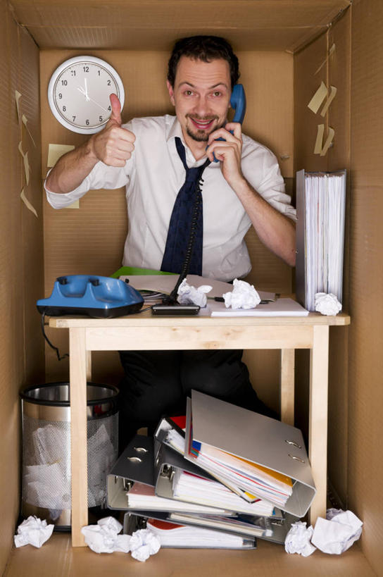 西方人,一个人,商务人士,商务男性,办公室,坐,笑,打电话,微笑,露齿笑,竖图,室内,白天,正面,衬衫,智慧,家具,桌子,电话,欧洲,欧洲人,仅一个男性,仅一个人,仅一个中年男性,握,突出,套装,环保,褶皱,时间,材料,档案,时钟,文件,纸,办公桌,墙,垃圾,垃圾桶,领带,凌乱,拿,计时,拿着,注视,称赞,表扬,通讯设备,墙壁,墙面,话筒,容器,资料,挂钟,钟表,观察,看,手势,表,电话线,竖,握着,能源,纸团,观看,储藏,翘,垃圾箱,高,回收,资源,察看,混乱,固定电话,夸奖,象征,优秀,庄重,储存,关注,文档,商务装,身份,利用,工薪阶层,低碳,循环,狭窄,好,妙,顺利,出色,超群,杰出,卓越,奇妙,办公家具,正式,地位,持续,纷乱,缭乱,庞杂,渣滓,局促,狭小,聪明,交流,男人,男性,中年男性,白种人,大拇指,白领,上班族,电话机,钟,沟通,通话,坐着,彩图,全身,衬衣,贮存