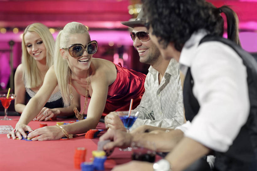 西方人,伙伴,朋友,坐,笑,微笑,露齿笑,横图,室内,夜晚,正面,游戏,友谊,赌博,贪欲,竞争,桌面,桌子,帽子,玩具,欧洲,欧洲人,五个人,握,阴影,服装,光线,木制,墨镜,眼镜,影子,灯光,许多人,拿,玩,拿着,扭头,注视,休闲装,礼帽,娱乐,刺激,衣服,木制品,太阳镜,太阳眼镜,观察,看,转头,一群人,休闲,休闲服,遮阳镜,握着,筹码,赌场,服饰,观看,活动,计数,察看,发泄,关注,消遣,智力,赌具,博彩,积累,累积,投机,侥幸,欲望,宣泄,筹马,记数,友情,男人,男性,年轻男性,年轻女性,女人,女性,白种人,玩耍,嬉戏,坐着,半身,彩图,胜负,输赢,娱乐场