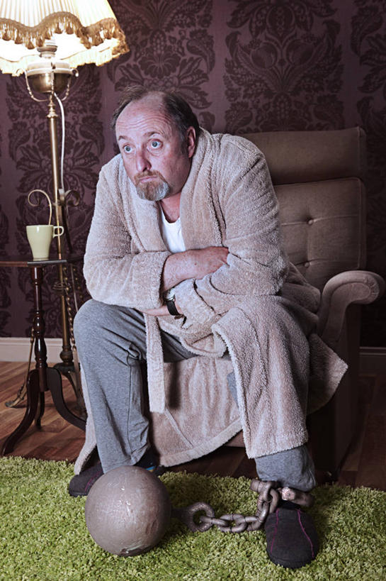 西方人,一个人,坐,双手交叉,竖图,俯视,室内,白天,失败,壁纸,地毯,沙发,台灯,照明,欧洲,欧洲人,仅一个男性,仅一个人,仅一个中年男性,服装,沮丧,装饰,编织,手工艺品,墙,灯光,织物,注视,休闲装,墙壁,墙面,灯,衣服,工艺品,灯具,观察,看,休闲,难受,休闲服,无奈,服饰,观看,铁环,锁链,失望,悲伤,链条,华丽,修饰,照亮,点缀,察看,双手抱胸,伤心,难过,束缚,照明设备,关注,限制,失落,布艺沙发,颓废,挫败,受挫,落败,落空,错过,失足,失意,失策,失算,颓丧,衰颓,悲哀,懊丧,颓靡,气馁,丧气,衬托,美观,雅致,雅观,约束,败北,挫折,失利,男人,男性,中年男性,白种人,脚镣,墙纸,坐着,彩图,高角度拍摄,全身