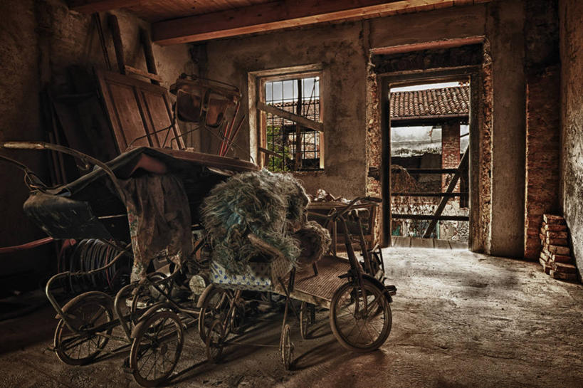 无人,横图,室内,白天,正面,窗户,门,废弃,古老,破旧,陈旧,瓷砖,地砖,木材,墙,地面,玻璃窗,墙壁,墙面,车,木柴,婴儿车,门框,肮脏,木料,载具,邋遢,龌龊,污秽,陈腐,废除,恶浊,宝宝车,婴儿手推车,婴儿推车,彩图