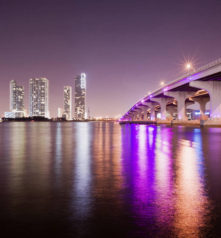 无人,高楼大厦,竖图,彩色,室外,夜晚,仰视,度假,石头,美景,城市风光,城市,大厦,路灯,摩天大楼,霓虹灯,夜景,美国,石子,景观,桥,灯光,七彩,娱乐,光源,石桥,霓虹,栈桥,灯,蓝色,蓝天,天空,天,享受,休闲,景色,放松,人行桥,五颜六色,色彩斑斓,北美,北美洲,照明设备,美洲,五彩缤纷,佛罗里达,佛罗里达州,迈阿密,佛州,阳光州,氖灯,北亚美利加洲,亚美利加洲,五彩斑斓,五光十色,石块,彩图,低角度拍摄,大楼,高楼,摩天楼,县治,戴德县,迈阿密港,美利坚合众国