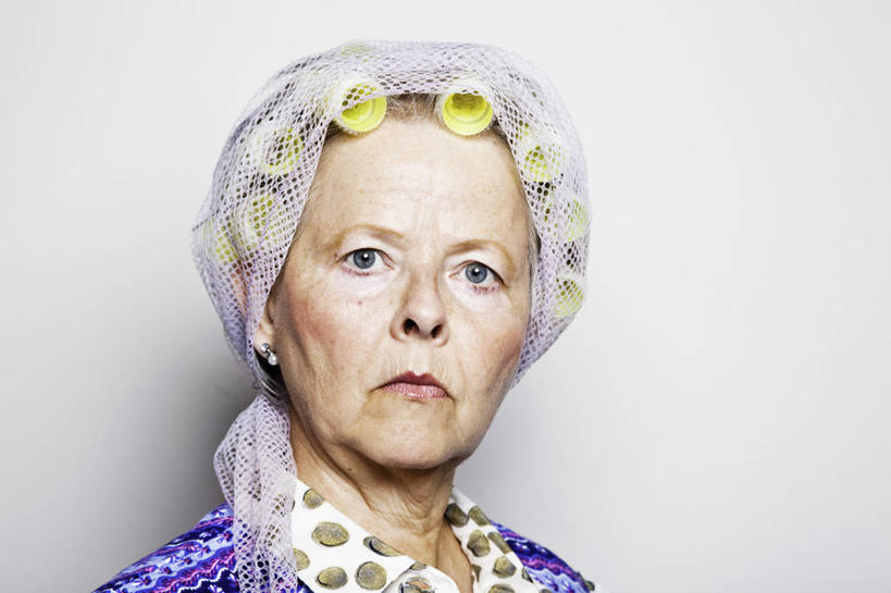 西方人,脸,头,脸颊,一个人,站,横图,室内,特写,白天,白色背景,正面,纺织品,欧洲,欧洲人,仅一个女性,仅一个人,服装,布,纱布,织物,扭头,注视,休闲装,耳钉,肩膀,装饰品,衣服,饰品,首饰,观察,看,站着,转头,休闲,休闲服,摄影,服饰,仅一个老年女性,影棚,观看,卷发棒,卷发器,布匹,察看,关注,薄纱,烫发器,耳饰,塑料卷发棒,老年女性,女人,女性,白种人,头部,脸部,脸蛋,面部,站立,半身,彩图,影棚拍摄,拍摄,棉织品