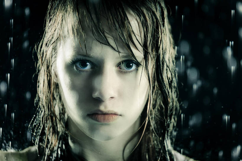 西方人,脸,头,脸颊,脖子,头发,一个人,站,横图,室内,特写,白天,正面,水,欧洲,欧洲人,仅一个年轻女性,仅一个女性,仅一个人,阴影,飞溅,黑色背景,朦胧,模糊,溅,反射,液体,影子,水滴,注视,水珠,黑色,观察,看,站着,金色,摄影,影棚,观看,察看,关注,喷洒,年轻女性,女人,女性,白种人,头部,长发,卷发,脖,颈,颈部,脸部,脸蛋,面部,站立,半身,彩图,影棚拍摄,拍摄