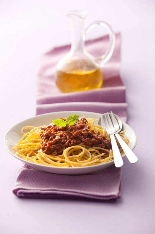 面食,面条,意大利面,无人,竖图,室内,特写,白天,白色背景,正面,西餐,餐桌,桌子,餐具,玻璃,一堆,许多,阴影,堆叠,堆积,朦胧,模糊,反射,叉子,刀叉,刀子,碟子,壶,盘,影子,面,食用油,油,橄榄油,料理,食品,很多,玻璃制品,水壶,食物,一个,粉色,白色,盘子,餐巾,茶壶,碟,西式,摄影,影棚,单个,餐台,堆,餐刀,餐叉,植物油,一壶,保洁方巾,口布,进餐用具,彩图,影棚拍摄,拍摄