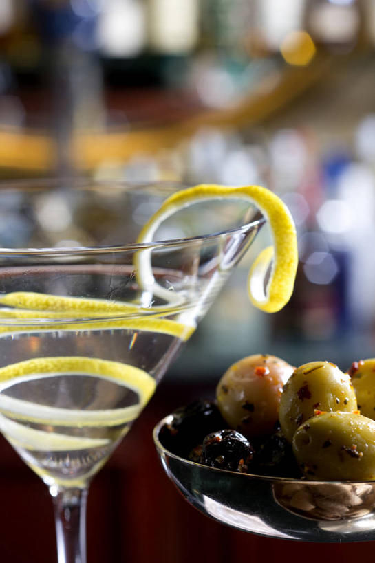 无人,竖图,室内,特写,白天,正面,餐桌,桌子,橄榄,杯子,水果,一堆,许多,阴影,堆叠,堆积,朦胧,模糊,新鲜,反射,高脚杯,影子,生食,食品,果实,果皮,酒类,很多,一杯,文化,玻璃制品,酒,食物,饮料,一个,酒杯,鸡尾酒,调酒,有机食品,绿色食品,单个,餐台,堆,创造,柠檬皮,想象,马提尼,马提尼酒,鸡尾酒杯,玻璃杯,青果,白榄,彩图