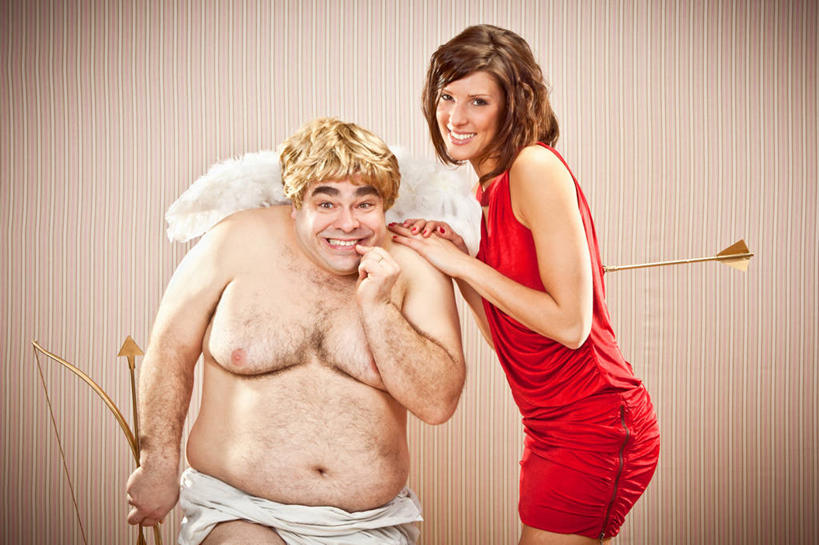 西方人,两个人,站,笑,微笑,露齿笑,横图,室内,白天,正面,裙子,爱情,欧洲,欧洲人,阴影,条纹,连衣裙,神话,装饰,反射,翅膀,弓箭,影子,墙,浪漫,扭头,注视,文化,裸露,墙壁,墙面,黄色,红色,观察,看,站着,转头,温暖,温馨,恩爱,搭,恋人,赤裸,观看,华丽,修饰,点缀,和睦,察看,搭着,关注,裸,传说,丘比特,希腊神话,衬托,美观,雅致,雅观,小爱神,爱罗斯,男人,男性,年轻男性,年轻女性,女人,女性,白种人,情侣,站立,半身,彩图,伴侣,融洽