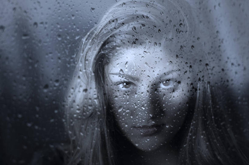 西方人,脸,头,脸颊,脖子,头发,一个人,站,笑,微笑,横图,室内,特写,白天,正面,水,窗户,欧洲,欧洲人,仅一个年轻女性,仅一个女性,仅一个人,阴影,飞溅,黑色背景,溅,反射,液体,影子,水滴,棕色,注视,玻璃窗,水珠,黑色,观察,看,站着,摄影,影棚,观看,察看,关注,喷洒,年轻女性,女人,女性,白种人,头部,长发,卷发,脖,颈,颈部,脸部,脸蛋,面部,站立,半身,彩图,影棚拍摄,拍摄