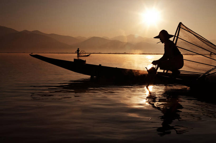 东方人,两个人,渔夫,站,蹲,横图,室外,白天,侧面,湖,湖泊,日落,山,山脉,水,船,香烟,帽子,亚洲,一艘,行人,握,波纹,飞溅,服装,溅,草帽,壶,液体,湖面,山峰,水滴,水流,水面,晚霞,霞光,落日,木船,山峦,背光,休闲装,黄种人,路人,水壶,水珠,一个,衣服,水纹,黄昏,茶壶,船尾波,交通工具,波浪,湖水,群山,站着,休闲,休闲服,烟,彩霞,握着,服饰,单个,舟,喷洒,载具,逆光,夕照,薄暮,过客,男人,男性,年轻男性,亚洲人,捕鱼人,打鱼人,卷烟,烟草,纸烟,夕阳,蹲着,站立,彩图,全身,傍晚,斜阳