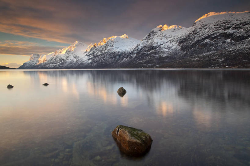 无人,横图,室外,白天,正面,旅游,度假,海浪,海洋,礁石,石头,美景,日落,沙滩,雪,大雪,挪威,欧洲,沙子,石子,海岸,积雪,景观,浪花,晚霞,霞光,雪景,冬季,冬天,落日,沙地,娱乐,倒影,自然,海水,黄昏,享受,休闲,景色,彩霞,放松,寒冷,倒映,斯堪的纳维亚,自然风光,北欧,斯堪的那维亚,斯堪的那维亚半岛,斯堪的纳维亚半岛,海景,特罗姆瑟,严寒,挪威王国,夕照,反照,薄暮,特隆姆瑟,北极之门,大海,风浪,海,海水的波动,海滩,礁,近岸浪,石块,岩石,涌浪,夕阳,彩图,傍晚,斜阳