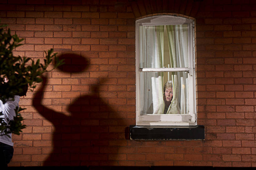 西方人,儿童,两个人,站,横图,室外,白天,正面,纯洁,建材,植物,窗户,窗帘,建筑,欧洲,欧洲人,行人,阴影,装饰,光线,材料,影子,砖,砖块,墙,灯光,注视,路人,玻璃窗,墙壁,墙面,树,树木,小孩,绿色,自然,帘子,观察,看,站着,遮阳,砖头,可爱,童年,童趣,建造,生长,成长,观看,华丽,修饰,点缀,察看,关注,童真,烂漫,无邪,衬托,美观,雅致,雅观,过客,天真,老年女性,男孩,男人,男性,女人,女性,白种人,石料,站立,半身,彩图,砌墙砖,男生