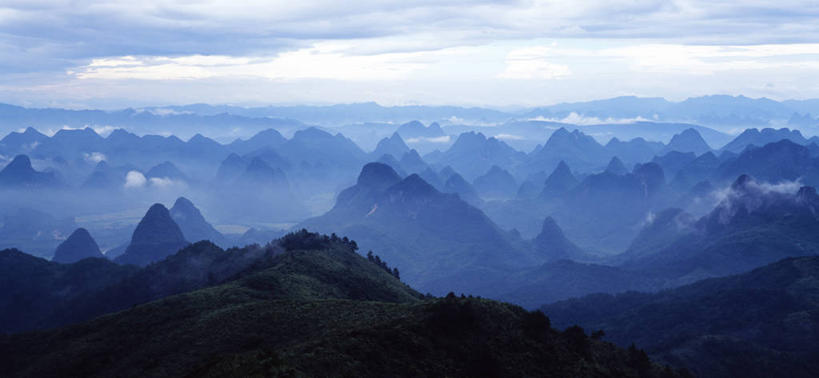 无人,横图,全景,室外,白天,正面,旅游,度假,石头,美景,山,山脉,天际线,雾,桂林,中国,亚洲,阴影,朦胧,模糊,光线,石子,影子,景观,山峰,云,云朵,山峦,云彩,喀斯特,娱乐,蓝色,白云,蓝天,天空,阳光,自然,群山,天,享受,休闲,景色,放松,晴朗,广西,迷雾,自然风光,东亚,喀斯特地貌,广西壮族自治区,中华人民共和国,桂林市,桂,华南地区,石灰石,石块,大雾,晴空,彩图,岩溶,岩溶地貌