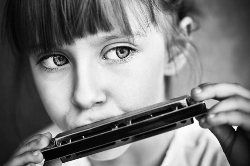 西方人,儿童,脸,头,脸颊,脖子,手,一个人,站,横图,黑白,室内,特写,白天,正面,纯洁,欧洲,欧洲人,双手,仅一个女性,仅一个人,握,咬,阴影,服装,反射,影子,吹奏乐器,口琴,乐器,音乐,注视,休闲装,肩膀,一个,小孩,衣服,吹,观察,看,站着,仅一个小孩,休闲,手部,休闲服,可爱,童年,童趣,握着,摄影,服饰,影棚,单个,观看,咬着,察看,关注,童真,烂漫,无邪,天真,女孩,女人,女性,白种人,孩子,头部,脖,颈,颈部,脸部,脸蛋,面部,站立,半身,影棚拍摄,拍摄,女生