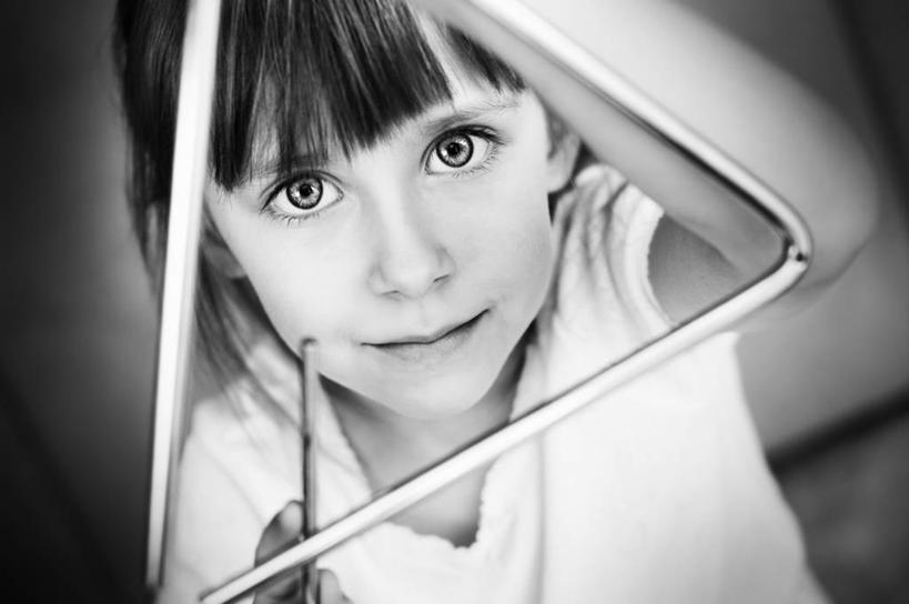 西方人,儿童,脸,头,脸颊,脖子,手,一个人,站,笑,微笑,露齿笑,横图,黑白,室内,特写,白天,正面,纯洁,欧洲,欧洲人,双手,仅一个女性,仅一个人,握,阴影,灰色背景,服装,朦胧,模糊,反射,影子,乐器,三角铁,音乐,注视,休闲装,肩膀,一个,小孩,衣服,灰色,观察,看,站着,仅一个小孩,休闲,手部,休闲服,可爱,童年,童趣,握着,摄影,服饰,影棚,单个,观看,打击乐器,察看,关注,童真,烂漫,无邪,三角铃,天真,女孩,女人,女性,白种人,孩子,头部,脖,颈,颈部,脸部,脸蛋,面部,站立,半身,影棚拍摄,拍摄,女生