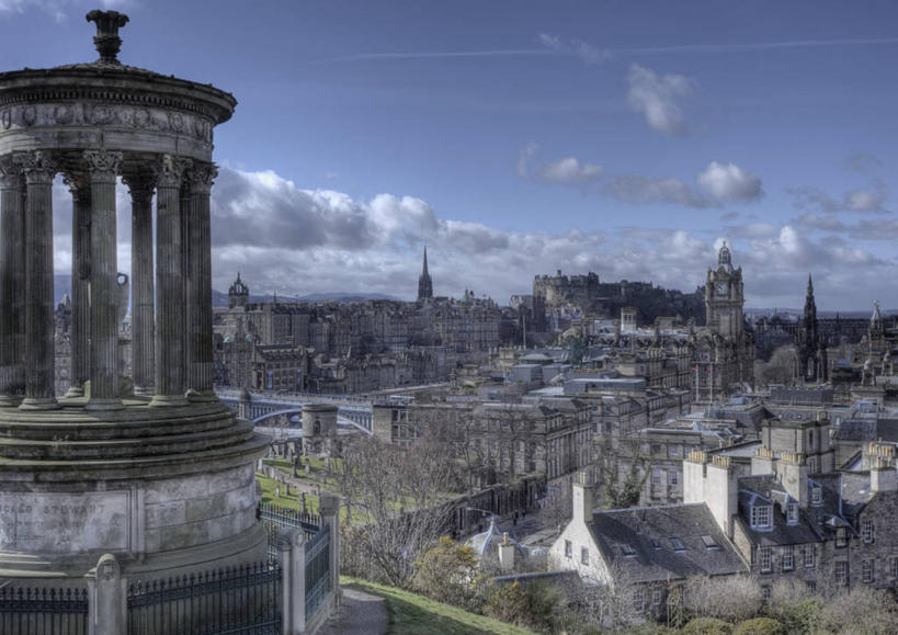 无人,家,栏杆,横图,室外,白天,正面,度假,美景,植物,城市风光,城市,英国,欧洲,阴影,光线,影子,柱子,堡垒,城堡,房屋,屋子,景观,云,云朵,围栏,首都,云彩,娱乐,护栏,楼房,苏格兰,住宅,树,树木,蓝色,绿色,白云,蓝天,天空,阳光,自然,天,享受,休闲,景色,放松,生长,晴朗,成长,西欧,要塞,大不列颠,大不列颠及北爱尔兰联合王国,首府,苏格兰王国,爱丁堡,设防,卡尔顿山,晴空,彩图,房子,大不列颠王国,大英帝国,联合王国,日不落帝国