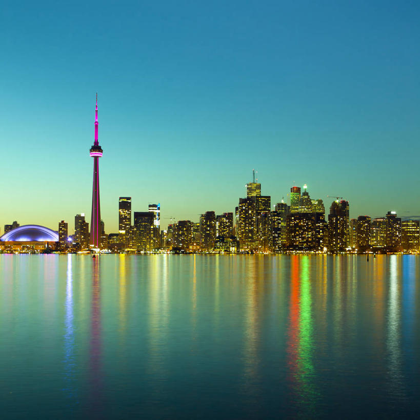 无人,高楼大厦,方图,全景,室外,夜晚,正面,旅游,度假,河流,水,天际线,标志建筑,大厦,地标,建筑,摩天大楼,夜景,加拿大,许多,阴影,光线,影子,河水,水流,灯光,娱乐,建设,倒影,天空,天,享受,休闲,旅游胜地,放松,倒映,北美,北美洲,美洲,电视塔,多伦多,省会,北亚美利加洲,亚美利加洲,加拿大多伦多电视塔,加拿大国家电视塔,CN电视塔,安大略省,安省,北方好莱坞,多伦多市,西恩塔,反照,彩图,大楼,高层建筑,高楼,摩天楼