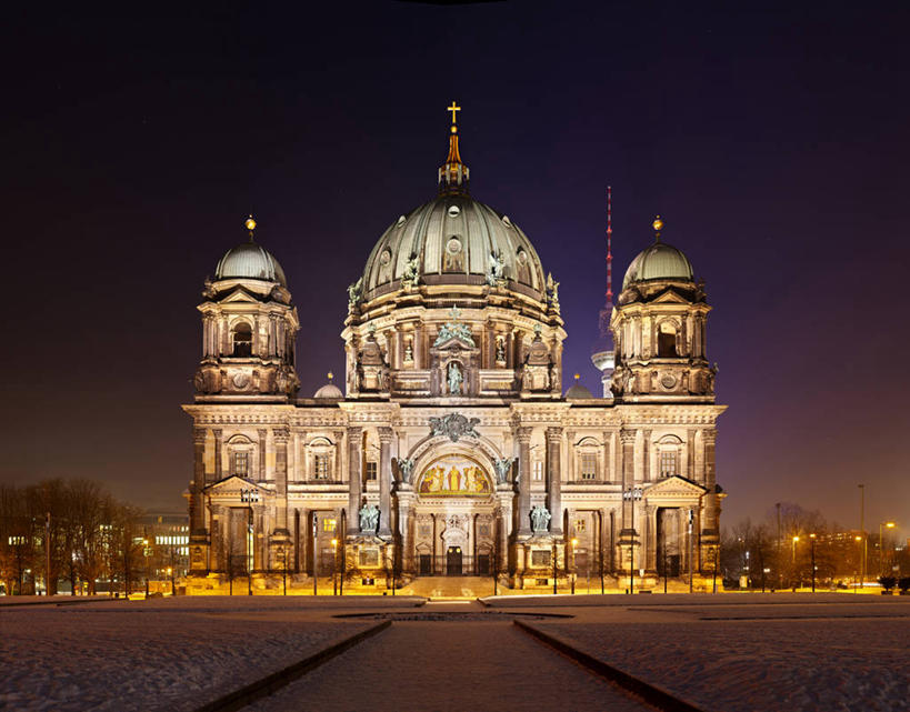 无人,教堂,横图,室外,夜晚,正面,旅游,度假,植物,标志建筑,道路,地标,建筑,路,夜景,德国,欧洲,阴影,节日,光线,影子,小路,灯光,交通,首都,文化,娱乐,建设,柏林,柏林大教堂,树,树木,绿色,自然,祈祷,享受,休闲,健康,旅游胜地,放松,许愿,宗教,信仰,生长,成长,纪念,祈求,西欧,信念,德意志联邦共和国,柏林州,柏林博物馆岛,博物馆岛,菩提树大街,平安,彩图,大教堂,礼拜堂