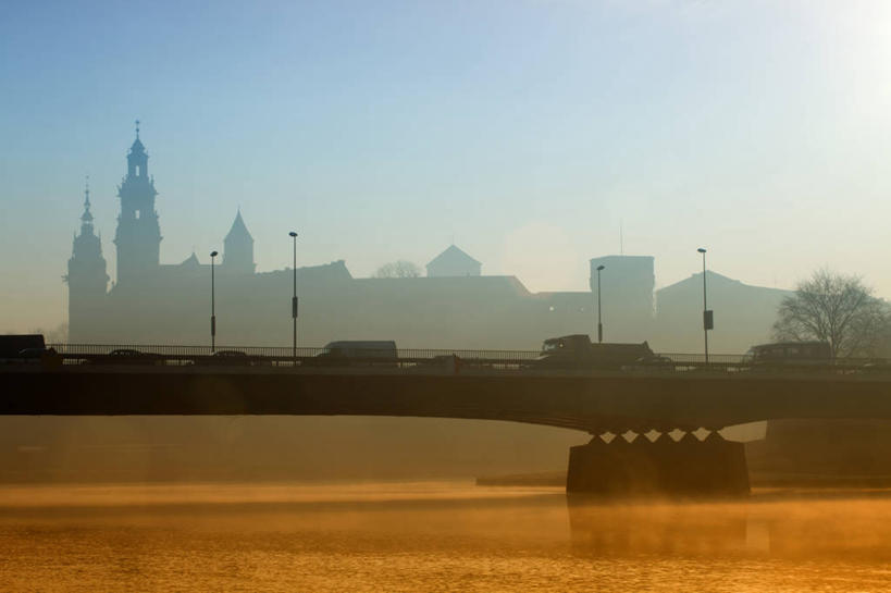 无人,横图,室外,白天,正面,旅游,度假,河流,石头,水,标志建筑,地标,建筑,欧洲,波兰,阴影,光线,石子,影子,河水,水流,桥,娱乐,建设,石桥,拱桥,栈桥,蓝色,蓝天,天空,阳光,天,享受,休闲,旅游胜地,放松,拱形,晴朗,人行桥,石拱桥,中欧,万里无云,波兰共和国,克拉科夫,瓦维尔大教堂,克拉科夫省,石块,晴空,晴空万里,彩图