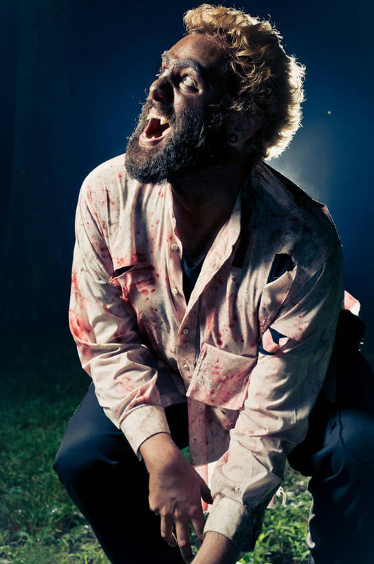 西方人,一个人,蹲,竖图,室外,夜晚,正面,草地,草坪,植物,狼,欧洲,欧洲人,仅一个男性,仅一个人,仅一个中年男性,服装,生气,扭头,注视,休闲装,草,衣服,蓝色,绿色,蓝天,天空,天,观察,看,张嘴,转头,休闲,休闲服,血液,愤怒,服饰,肮脏,观看,恼怒,察看,愤慨,怒气,气愤,发怒,关注,怒火,情绪,怪物,脾气,张大嘴巴,狼人,邋遢,忿怒,怨恨,强烈,龌龊,污秽,气忿,愤恨,肝火,激动,男人,男性,中年男性,白种人,张开嘴,蹲着,抬头,仰头,半身,彩图