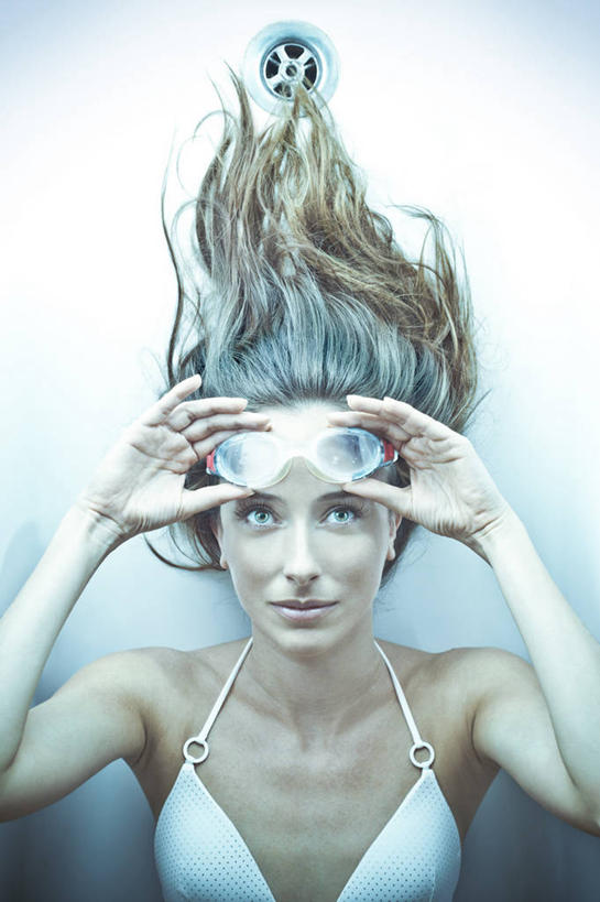 西方人,一个人,举,笑,微笑,竖图,俯视,室内,白天,白色背景,泳装,比基尼,欧洲,欧洲人,仅一个年轻女性,仅一个女性,仅一个人,连接,握,眼镜,泳镜,拿,拿着,注视,游泳眼镜,观察,看,托,握着,摄影,影棚,观看,接口,部件,排水,察看,地漏,关注,贯穿,连结,衔接,串连,年轻女性,女人,女性,白种人,举起,举手,举着,向上举,向上伸,向上托,半身,彩图,高角度拍摄,影棚拍摄,三点式,泳衣,拍摄