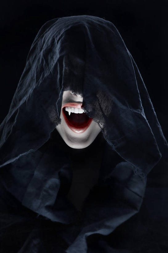 西方人,脸,头,脸颊,牙齿,一个人,站,竖图,室内,特写,白天,正面,帽子,纺织品,欧洲,欧洲人,仅一个年轻女性,仅一个女性,仅一个人,黑色背景,布,纱布,织物,肩膀,黑色,站着,张嘴,摄影,影棚,布匹,锋利,尖锐,薄纱,怪物,尖利,吸血鬼,张大嘴巴,犀利,年轻女性,女人,女性,白种人,头部,齿,脸部,脸蛋,面部,牙,张开嘴,站立,半身,彩图,影棚拍摄,拍摄,棉织品,嗜血,血族