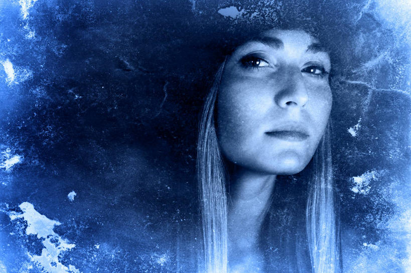 西方人,脸,头,脸颊,头发,一个人,站,笑,微笑,横图,室外,特写,白天,仰视,雪,大雪,帽子,欧洲,欧洲人,仅一个年轻女性,仅一个女性,仅一个人,服装,朦胧,模糊,积雪,雪景,冬季,冬天,扭头,注视,休闲装,肩膀,衣服,观察,看,站着,转头,休闲,休闲服,寒冷,服饰,观看,察看,关注,严寒,裘皮帽,年轻女性,女人,女性,白种人,头部,长发,脸部,脸蛋,面部,站立,半身,彩图,低角度拍摄