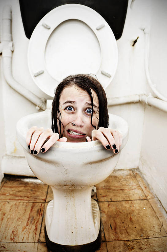 西方人,一个人,无人,竖图,室内,白天,正面,数码,科技,生活用品,欧洲,欧洲人,仅一个年轻女性,仅一个女性,仅一个人,握,阴影,网络,瓷砖,地砖,管子,下水道,马桶,墙,地面,高光,几何,计算机图形,合成,注视,管道,墙壁,墙面,扶,观察,看,握着,座便器,观看,电脑合成图,数码合成图,察看,扶着,恐怖,合成图,关注,惧怕,卫浴,写实,具体,具象,子孙桶,惊骇,恐惊,恐惧,年轻女性,女人,女性,白种人,半身,彩图