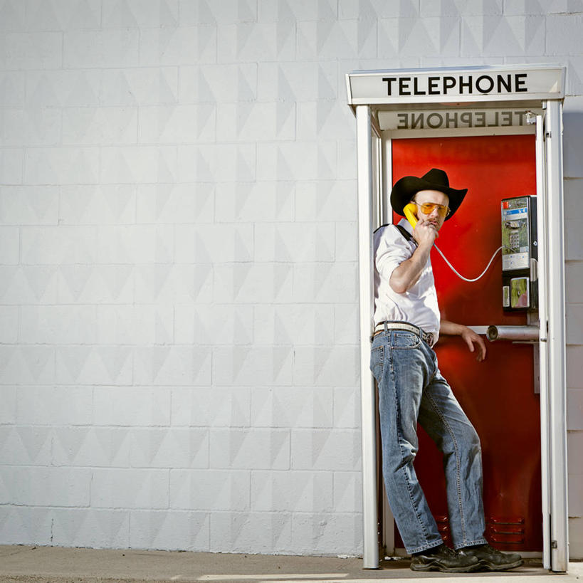 西方人,一个人,站,打电话,横图,室外,白天,侧面,电话,帽子,欧洲,欧洲人,仅一个男性,仅一个人,仅一个中年男性,握,服装,英文,标志,文字,字符,字母,墙,拿,拿着,扭头,注视,休闲装,通讯设备,标识,电话亭,墙壁,墙面,衣服,话筒,观察,看,靠,靠着,倚靠,站着,转头,休闲,休闲服,牛仔帽,电话线,便捷,搭,服务,握着,服饰,观看,公用电话,英文字母,察看,公共设施,固定电话,倚着,搭着,关注,交流,男人,男性,中年男性,白种人,电话机,沟通,通话,站立,彩图,全身