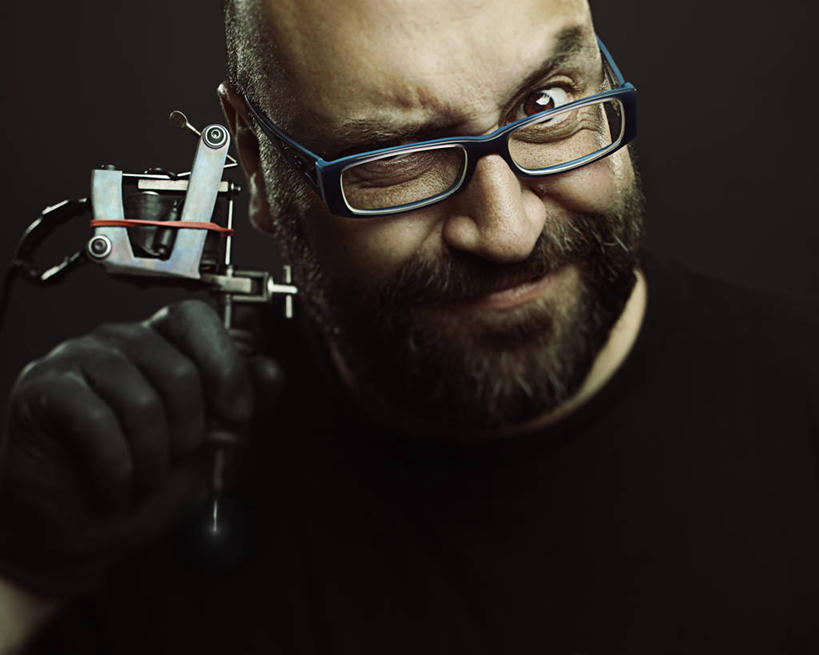 西方人,脸,头,脸颊,手,胡须,头发,一个人,站,笑,微笑,横图,室内,特写,白天,正面,时尚,安全,机器,金属制品,欧洲,欧洲人,仅一个男性,仅一个人,仅一个中年男性,握,黑色背景,服装,金属,工具,器材,眼镜,防护,拿,拿着,扭头,注视,休闲装,文化,纹身,肩膀,衣服,手套,观察,看,站着,转头,休闲,手部,休闲服,机械,个性,握着,眨眼睛,摄影,服饰,信仰,影棚,观看,保护,单手,察看,眨眼,关注,刺青,追求,保险,近视眼镜,想象,文身,勇气,崇拜,张扬,保全,周全,安稳,安定,防护手套,平安,男人,男性,中年男性,白种人,头部,胡子,络腮胡,脸部,脸蛋,面部,站立,半身,彩图,影棚拍摄,拍摄,纹身枪,短发