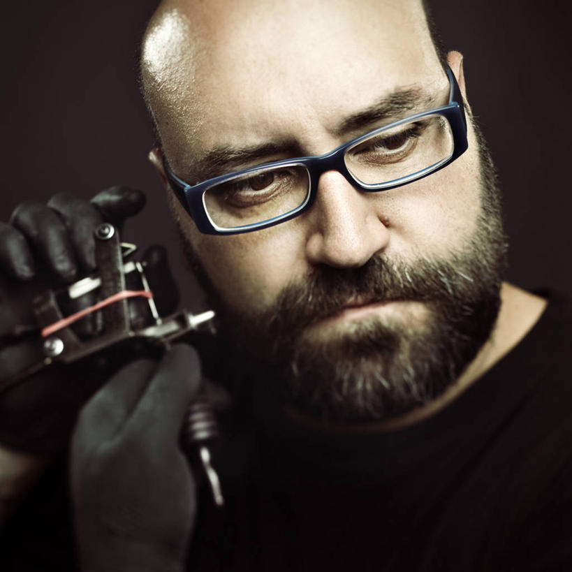 西方人,脸,头,脸颊,胡须,秃头,一个人,站,举,横图,室内,特写,白天,正面,时尚,安全,机器,金属制品,欧洲,欧洲人,仅一个男性,仅一个人,仅一个中年男性,握,黑色背景,服装,金属,工具,器材,眼镜,防护,拿,拿着,扭头,注视,休闲装,文化,纹身,肩膀,衣服,手套,观察,看,托,站着,转头,休闲,休闲服,机械,个性,握着,摄影,服饰,信仰,影棚,观看,保护,察看,关注,刺青,追求,保险,近视眼镜,想象,文身,勇气,崇拜,张扬,保全,周全,安稳,安定,防护手套,平安,男人,男性,中年男性,白种人,头部,光头,胡子,络腮胡,无发,脸部,脸蛋,面部,举起,举手,举着,向上举,向上伸,向上托,站立,半身,彩图,影棚拍摄,拍摄,纹身枪