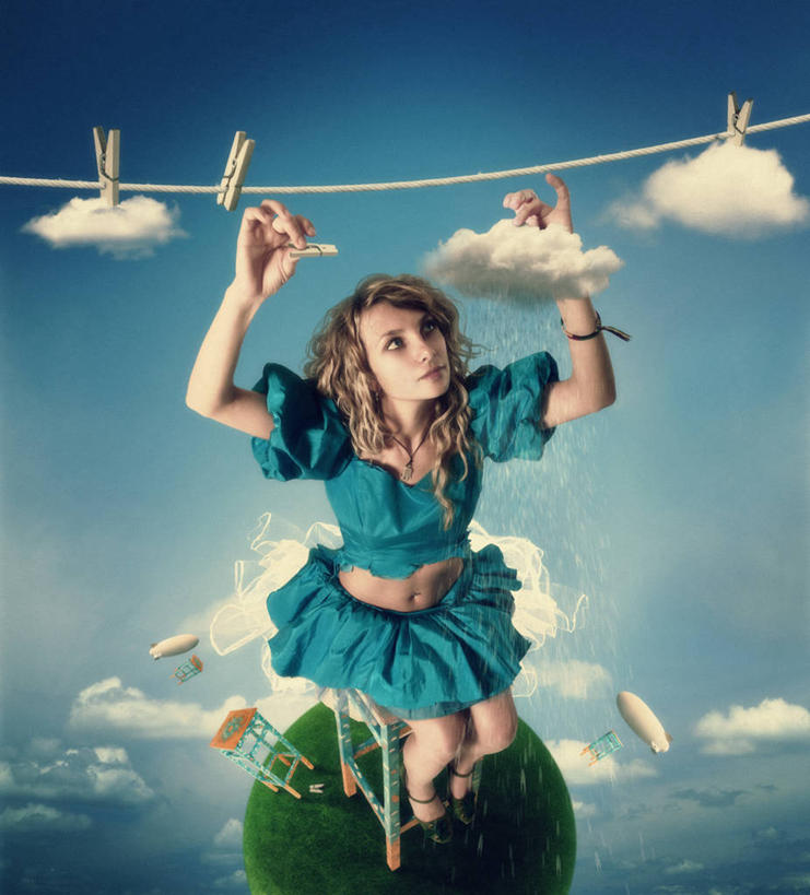 西方人,一个人,坐,举,竖图,俯视,室外,白天,裙子,数码,科技,草地,草坪,植物,椅子,欧洲,欧洲人,仅一个年轻女性,仅一个女性,仅一个人,吊挂,握,悬挂,阴影,连衣裙,网络,木制,木椅,云,云朵,下雨,高光,几何,计算机图形,挂,拿,合成,云彩,拿着,扭头,注视,草,蓝色,绿色,白云,蓝天,天空,夹子,晾衣绳,木制品,绳子,天,观察,看,托,转头,球体,雨水,握着,观看,电脑合成图,数码合成图,察看,合成图,关注,衣夹,写实,具体,具象,年轻女性,女人,女性,白种人,小雨,举起,举手,举着,抬头,向上举,向上伸,向上托,仰头,坐着,彩图,高角度拍摄,全身