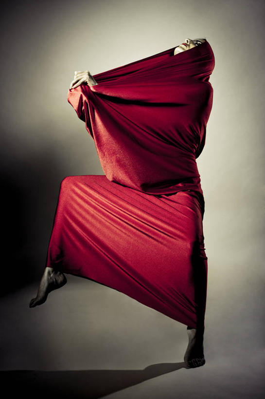 西方人,一个人,跳舞者,站,闭眼,竖图,室内,白天,正面,跳舞,欧洲,欧洲人,仅一个年轻女性,仅一个女性,仅一个人,抬,灰色背景,布,光脚,红色,站着,赤脚,摄影,影棚,踮,布匹,舞姿,挣扎,挣脱,踮着,年轻女性,女人,女性,白种人,舞蹈家,舞蹈演员,舞者,闭眼睛,闭着眼,闭着眼睛,抬头,仰头,站立,半身,彩图,影棚拍摄,拍摄,舞蹈