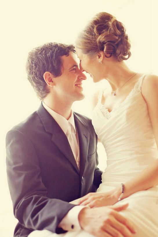 西方人,两个人,家庭,夫妻,新娘,新郎,坐,抱,笑,微笑,露齿笑,竖图,室内,白天,正面,婚纱,西装,爱情,婚礼,快乐,项链,欧洲,欧洲人,套装,正装,朦胧,模糊,庆祝,结婚,浪漫,扭头,依偎,注视,职业装,相视,装饰品,耳环,饰品,手链,首饰,观察,看,靠,靠着,倚靠,转头,温暖,温馨,喜庆,一家人,面对面,恩爱,恋人,手镯,抱着,观看,纪念,对视,信物,和睦,察看,互视,搂着,倚着,权利,关注,相对,镯子,相看,依附,依赖,投靠,手饰,男人,男性,年轻男性,年轻女性,女人,女性,白种人,夫妇,情侣,怀抱,搂,搂抱,相抱,拥抱,坐着,半身,彩图,婚礼服,礼服,高兴,伴侣,融洽