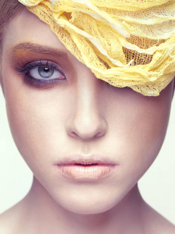 西方人,脸,头,脸颊,头发,一个人,站,竖图,室内,特写,白天,白色背景,正面,化妆,美容,纺织品,欧洲,欧洲人,仅一个年轻女性,仅一个女性,仅一个人,护肤,布,纱布,头饰,织物,注视,裸露,肩膀,黄色,彩妆,发夹,发饰,夹子,观察,看,站着,保养,享受,休闲,金色,眼影,放松,保健,摄影,影棚,观看,布匹,察看,关注,薄纱,裸,养颜,年轻女性,女人,女性,白种人,头部,脸部,脸蛋,面部,站立,半身,彩图,影棚拍摄,拍摄,棉织品