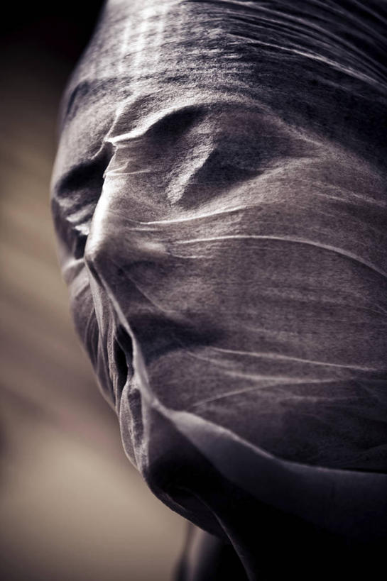 西方人,脸,头,脸颊,脖子,一个人,竖图,室内,特写,白天,侧面,袋子,欧洲,欧洲人,仅一个年轻女性,仅一个女性,仅一个人,阴影,朦胧,模糊,反射,包裹,影子,塑料,墙,墙壁,墙面,灰色,塑料制品,张嘴,恐怖,自杀,张大嘴巴,塑封,可怕,自尽,可骇,年轻女性,女人,女性,白种人,头部,脖,颈,颈部,脸部,脸蛋,面部,张开嘴,半身,彩图,密封袋,塑封袋