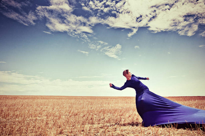 西方人,一个人,伸展双臂,横图,室外,白天,正面,晚礼服,植物,欧洲,欧洲人,仅一个年轻女性,仅一个女性,仅一个人,奔驰,握,阴影,枯萎,光线,影子,云,云朵,枯草,云彩,扭头,注视,草,黄色,蓝色,白云,蓝天,天空,阳光,天,奔跑,观察,看,握拳,转头,握着,晴朗,观看,察看,关注,年轻女性,女人,女性,白种人,晴空,敞开双臂,伸开双臂,展开双肩,张开手臂,张开双臂,彩图,全身,晚宴服,舞会服,洋服,洋装,夜礼服