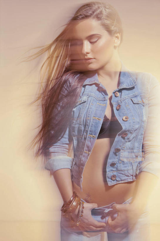 西方人,一个人,站,闭眼,竖图,室内,白天,正面,欧洲,欧洲人,仅一个年轻女性,仅一个女性,仅一个人,握,阴影,黄色背景,服装,朦胧,模糊,反射,影子,外套,衣服,黄色,站着,握着,摄影,服饰,影棚,夹克,衣着,夹克衫,穿着,衣饰,茄克,年轻女性,女人,女性,白种人,外衣,闭眼睛,闭着眼,闭着眼睛,站立,半身,彩图,影棚拍摄,拍摄,短外衣