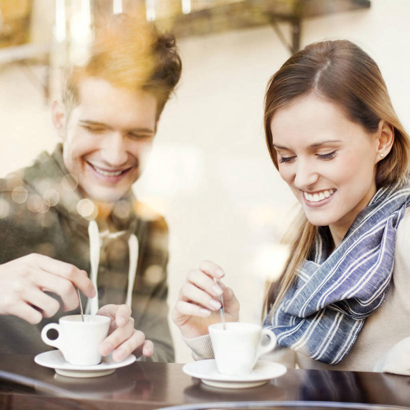 西方人,两个人,坐,笑,微笑,露齿笑,方图,室外,白天,正面,爱情,餐桌,桌子,杯子,欧洲,欧洲人,握,阴影,服装,朦胧,模糊,装饰,反射,瓷器,影子,勺子,墙,咖啡杯,陶瓷制品,浪漫,注视,休闲装,墙壁,墙面,两个,衣服,白色,围巾,调羹,汤匙,低头,观察,看,休闲,温暖,温馨,休闲服,恩爱,握着,恋人,服饰,餐台,围脖,观看,保暖,华丽,点缀,和睦,察看,御寒,关注,咖啡店,瓷杯,咖啡屋,衬托,美观,雅致,雅观,男人,男性,年轻男性,年轻女性,女人,女性,白种人,情侣,坐着,半身,彩图,镜头光晕,透镜闪耀,眩光,咖啡馆,伴侣,融洽