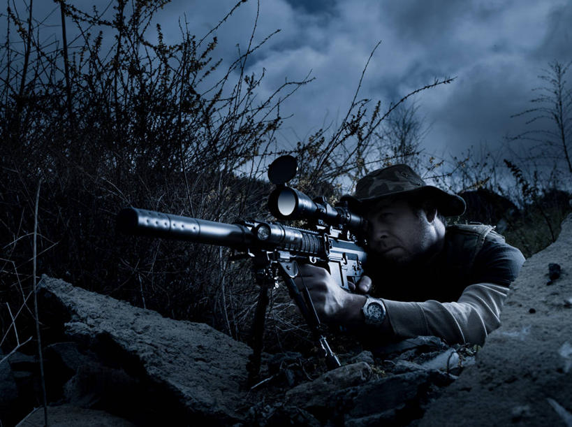 西方人,一个人,横图,室外,夜晚,正面,竞争,草地,草坪,石头,植物,帽子,欧洲,欧洲人,仅一个男性,仅一个人,士兵,撑,对抗,握,冲突,时间,枪支,石子,时钟,手表,乌云,云,阴天,云朵,计时,云彩,注视,破坏,草,仅一个年轻男性,绿色,天空,遮阳帽,钟表,天,观察,看,趴着,表,武器,战争,握着,机枪,观看,军人,腕表,损坏,察看,撑着,攻击,昏暗,威胁,阴沉,对立,关注,矛盾,兵器,迷彩服,军服,防御,枪械,机关枪,弹夹,敌对,挫败,斗争,抗拒,抗衡,杀伤,威慑,子弹夹,伪装服,野战服,作战服,危险,男人,男性,年轻男性,白种人,钟,石块,岩石,趴,半身,彩图