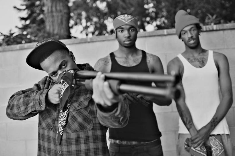 西方人,三个人,伙伴,朋友,站,横图,黑白,室外,白天,正面,时尚,友谊,竞争,植物,帽子,欧洲,非洲,黑人,欧洲人,一把,对抗,握,阴影,服装,朦胧,模糊,冲突,光线,背心,枪支,头巾,影子,墙,注视,休闲装,破坏,文化,运动帽,纹身,墙壁,墙面,树,树木,衣服,绿色,阳光,自然,观察,看,站着,休闲,休闲服,猎枪,武器,鸭舌帽,个性,战争,握着,服饰,手枪,信仰,生长,成长,观看,损坏,察看,攻击,威胁,衣着,罪犯,穿着,对立,关注,矛盾,兵器,刺青,追求,防御,枪械,想象,弹夹,敌对,挫败,斗争,抗拒,抗衡,文身,勇气,崇拜,张扬,杀伤,威慑,衣饰,歹徒,子弹夹,危险,友情,男人,男性,年轻男性,非洲人,站立,半身,滑膛枪,鸟枪,散弹枪,霰弹枪,流氓