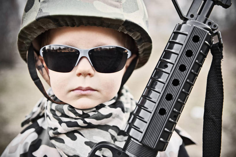 西方人,儿童,脸,头,脸颊,脖子,一个人,站,横图,室外,特写,白天,正面,纯洁,竞争,植物,帽子,欧洲,欧洲人,仅一个男性,仅一个人,一把,对抗,阴影,枯萎,朦胧,模糊,冲突,光线,墨镜,枪支,头盔,眼镜,影子,枯草,注视,破坏,肩膀,草,小孩,黄色,阳光,安全帽,太阳镜,太阳眼镜,观察,看,站着,仅一个小孩,武器,遮阳镜,可爱,童年,童趣,战争,机枪,观看,损坏,察看,攻击,威胁,对立,关注,矛盾,兵器,迷彩服,军服,防御,枪械,机关枪,童真,烂漫,无邪,弹夹,敌对,挫败,斗争,抗拒,抗衡,杀伤,威慑,子弹夹,伪装服,野战服,作战服,天真,危险,男孩,男人,男性,白种人,孩子,头部,脖,颈,颈部,脸部,脸蛋,面部,站立,半身,彩图,男生