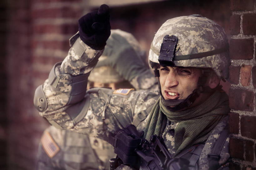 西方人,两个人,站,举,说,横图,室外,白天,正面,讨论,竞争,建材,建筑,帽子,欧洲,欧洲人,士兵,对抗,握,阴影,朦胧,模糊,冲突,光线,材料,枪支,头盔,影子,砖,砖块,墙,注视,破坏,墙壁,墙面,阳光,安全帽,观察,看,托,站着,武器,砖头,战争,握着,建造,机枪,观看,军人,损坏,察看,攻击,威胁,对立,关注,矛盾,兵器,迷彩服,军服,防御,枪械,机关枪,弹夹,敌对,挫败,斗争,抗拒,抗衡,杀伤,威慑,子弹夹,伪装服,野战服,作战服,交流,危险,男人,男性,年轻男性,白种人,石料,沟通,讲话,交谈,举起,举手,举着,商讨,说话,谈话,向上举,向上伸,向上托,站立,半身,彩图,砌墙砖