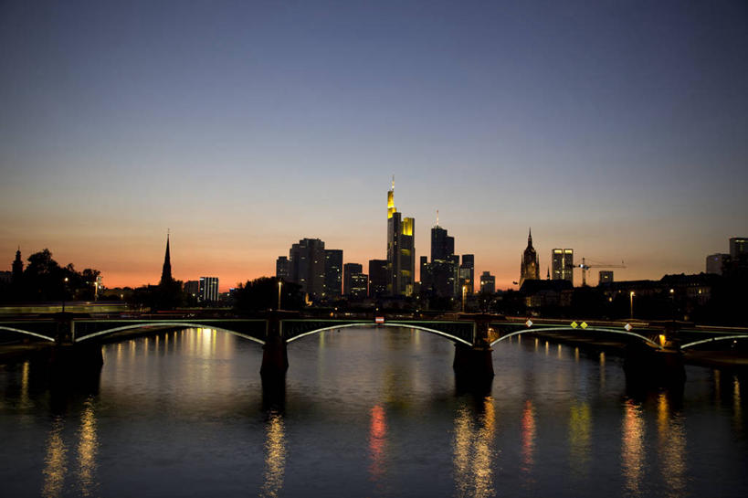 无人,横图,室外,白天,正面,旅游,度假,河流,石头,日落,水,标志建筑,地标,建筑,德国,欧洲,石子,河水,水流,晚霞,霞光,落日,建筑群,桥,娱乐,建设,石桥,拱桥,栈桥,倒影,天空,黄昏,天,享受,休闲,旅游胜地,彩霞,放松,拱形,人行桥,石拱桥,倒映,西欧,德意志联邦共和国,法兰克福,法兰克福市,黑森州,夕照,反照,莱茵河,支流,薄暮,德国商业银行,石块,夕阳,彩图,傍晚,美因河,斜阳